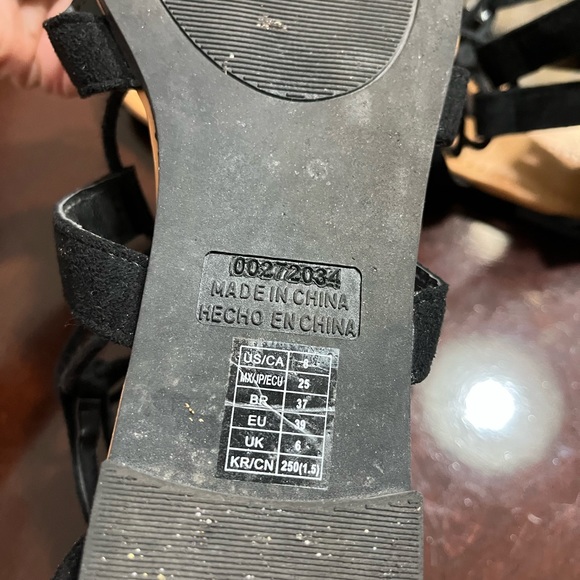 Gladiator Women's black flat sandals, size 8, worn once - Picture 6 of 8